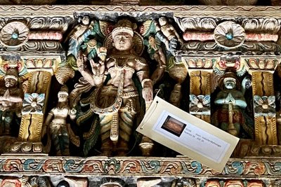 Alle Stücke, die in Mittweida lagern, wurden mit kleinen Kärtchen beschriftet, wie dieses Relief aus Südostasien. 