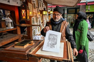 Jens Tinsner aus Klingenthal bietet handgedruckte Grafiken nach alten Vorlagen an.