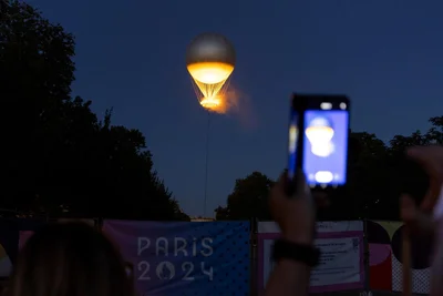 Zwischen Sonnenuntergang und 2 Uhr nachts steigt das Feuer mit dem Ballon 60 Meter in die Luft.
