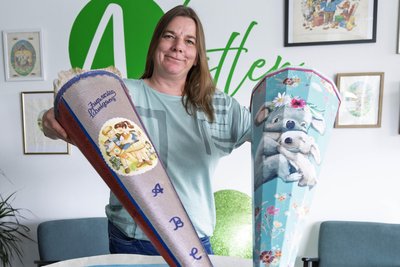 So haben sich die Zuckertüten im Laufe vieler Jahre verändert. Corrina Roß von Nestler-Zuckertüten zeigt eine historische (um 1900, links) und eine aktuelle Zuckertüte.