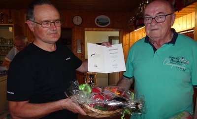 Thomas Jacobi (l.), 1. Vorsitzender des Fachausschuss Kegeln, überreichte Bernd Boschert die Ehrennadel in Gold für seine Verdiente. 