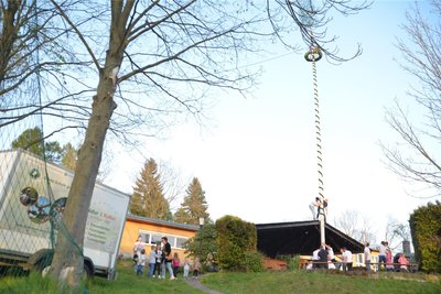 Mit einer ausgeklügelten Seilkonstruktion zogen die Mitglieder des Jugendclubs und der Feuerwehr den Maibaum hoch.