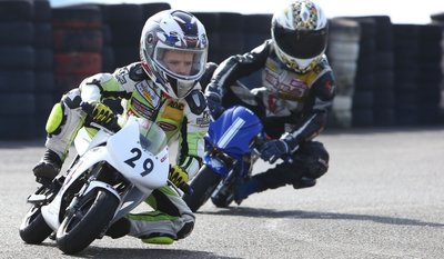 Der Weg von den ersten Versuchen auf den sogenannten Pocketbikes - etwa sieben PS -bis zur Motorrad-WM ist lang und teuer.