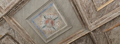 An anderer Stelle im Lotterhof ist in einer Holzkassettendecke ein Detail restauriert worden. Weitere sollen folgen, wenn es finanziert werden kann.