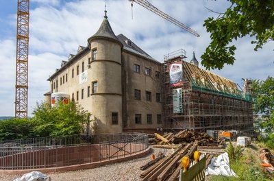 Das Lichtensteiner Schloss ist derzeit eine Großbaustelle. An der Nordseite wird derzeit ein neuer Dachstuhl errichtet.