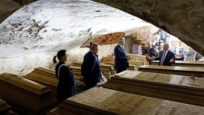 Denkmalschutzexperte Wolfram Voigt erklärt Staatsminister Thomas Schmidt (3.v.li.) die Besonderheiten der Fürstengruft.