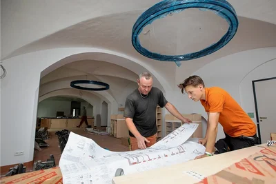 Joel Scherf (rechts) und Michael Taut von der Tischlerei Pasold aus dem ostthüringischen Remptendorf richten derzeit die neue Kita mit ein. 