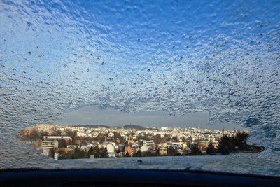 Dicke Eisschichten auf den Autoscheiben erschwerten Verkehrsteilnehmern am Montagfrüh zusätzlich den Alltag. Regen gefror innerhalb von Sekunden, auch auf den Straßen und Fußwegen.