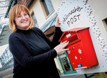 Pflegedienstleiterin Silvia Reichel am Briefkasten. 