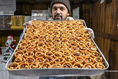 Zum ersten Mal ist Gamil Abeed mit syrischen Süßigkeiten auf dem Weihnachtsmarkt.
