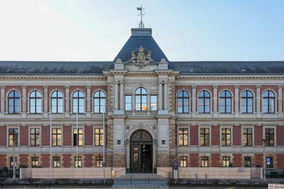Am Landgericht Zwickau muss sich ein Plauener für den Handel mit Drogen in großen Mengen verantworten.