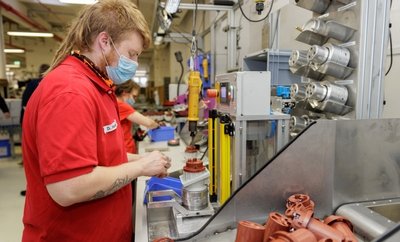 Mennekes ist vor allem mit seiner Steckerproduktion bekannt geworden. Danny Harnisch montiert hier Starkstromstecker 