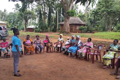 Gesundheitsschulung unter freiem Himmel in Kenia. Da geht es um Themen wie Ernährung, Bluthochdruck oder Aufklärung zum Thema Aids.