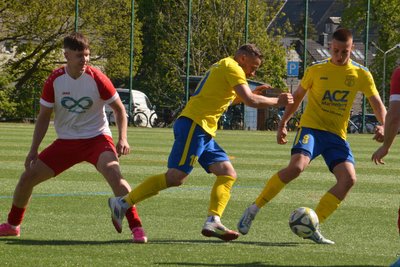 Rick Bauer (r.), der hier zusammen mit Roland Fiebig den Ball vor Annabergs Justin Fritzsche abschirmt, erwischte einen Sahnetag und erzielte vier Tore.