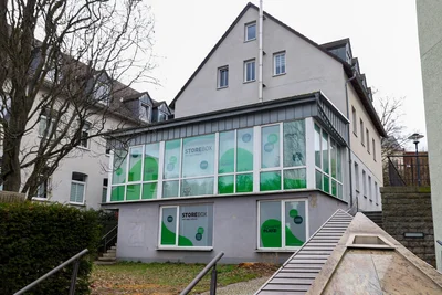 In der einstigen Strickwaren- und Handschuhfabrik Louis Graf am Zeunerberg 1 befindet sich neuerdings eine Niederlassung von Storebox. Sie ist auch mit öffentlichen Verkehrsmitteln gut zu erreichen.