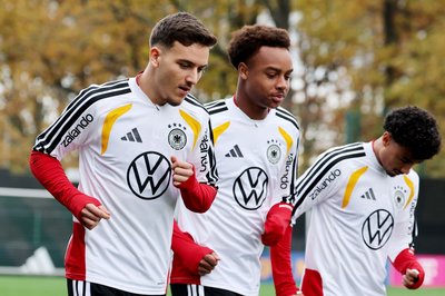 Im vergangenen November trainierten sie gemeinsam bei der DFB-Auswahl: Said El Mala (l) und Assan Ouédraogo. (Archivbild)