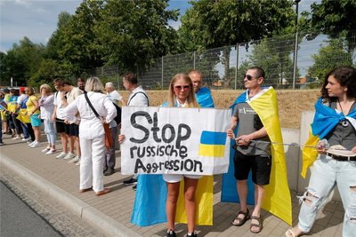 Die AG Ukraine-Chemnitz-Europa und Bündnis90/die Grünen Chemnitz haben als Zeichen der Solidarität mit der Ukraine entlang der Fraunhofer Straße eine Menschenkette gebildet.