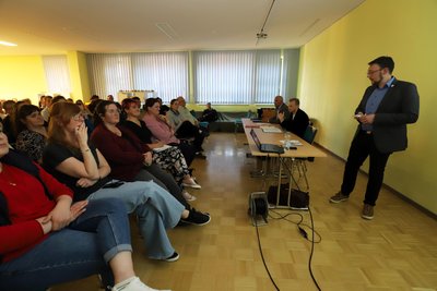 Großschirmas Bürgermeister Rolf Weigand (r.) während seiner Ausführungen bei der Einwohnerversammlung.