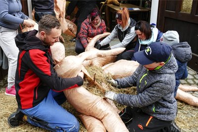 Der Waldkirchener Ortsvorsteher Stephan Nebel (vorn links) und seine Helfer haben bereits an die 200 Puppen mit Stroh ausgestopft.