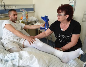 Hatem Khemiri und seine Frau Simona gestern im Küchwaldkrankenhaus. Seine Brüche seien mit vier Nägeln versorgt worden.