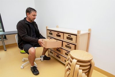 Hausmeister Dirk Schadek räumt die Kinderwerkstatt ein.