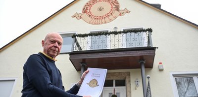 Bernd Zimmermann vor dem Haus Popowstraße 16, in dem er heute wohnt. Seinen Nachforschungen zur Geschichte des Standortes und der Umgebung hat er den Titel "Die falsche Sonnenuhr" gegeben.