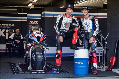 Toprak Razgatlioglu (links) mit Teamkollege Michael van der Mark fahren für BMW beim FIM Superbike World Championship.