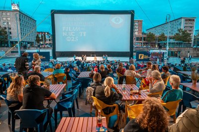 Auf dem Theaterplatz steht inzwischen wieder die Filmnächte-Leinwand.