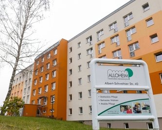Die Alloheim Senioren-Residenz Reichenbach existiert seit Juni 1990. 2012 bis 2014 wurde das Gebäude umfassend saniert. Die Einrichtung bietet 141 Pflegeplätze. 