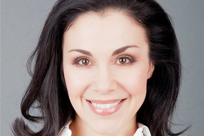 Die Plauener Entertainerin Katrin Weber unternimmt für die Show eine digitale Zeitreise.