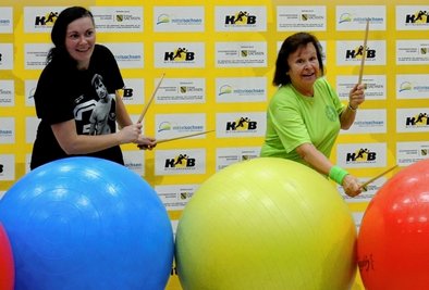 Viel Spaß mit "Pezzibällen": Jaqueline Braun (l.) und Dorle Gärtner waren zum Abschluss der Seniorensportwoche in Weißenborn dabei. 