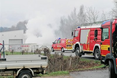 Feuerwehren rückten am Montagnachmittag am Wertstoffhof Niederdorf an. 