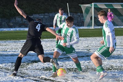 Unter erschwerten winterlichen Platzbedingungen kämpften Tanne Thalheim und der Reichenbacher FC um Punkte in der Landesliga. Im Bild kämpfen der Reichenbacher Maurice Lange (l.) und der Thalheimer Jim Fischer (r.) um den Ball.