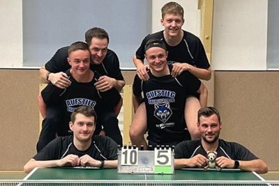 Die Tischtennisspieler des SV Muldental Wilkau-Haßlau um Abteilungsleiter Max Tautenhahn (vorn rechts) steigen in die Oberliga auf.