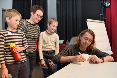 Dr. Johannes Krause (r.) hat zur zweiten Vorlesung des Herbstsemesters der Kinder-Uni Vogtland zum Thema menschliche Evolution einen Vortag gehalten. Ilka Böhme und ihre Kinder Arne (zweiter von rechts) und Malte (links) aus Falkenstein waren davon sehr begeistert. 