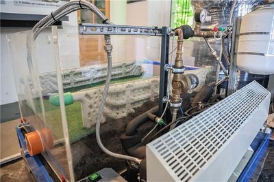 Auf Messeständen erklärt die Chemnitzer Firma an diesem Modell die Funktion ihrer Absorber mit einer Wärmepumpe. 