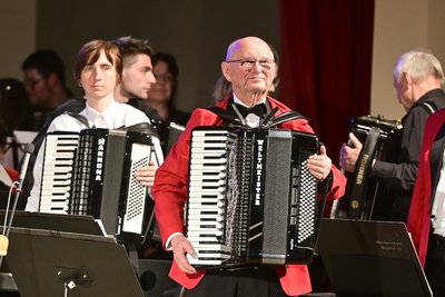 Frank Meinel gehört dem Akkordeonorchester Klingenthal seit 58 Jahren an.