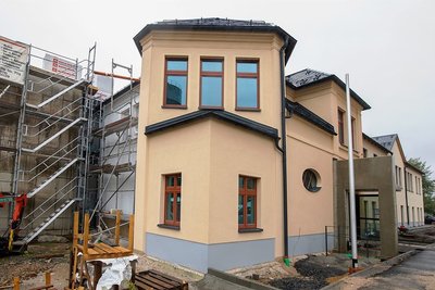 Das Kita-Gebäude in der Elsteraue ist eine Mischung aus alter und neuer Bausubstanz. Bereits am 1. September sollen die Kinder einziehen.