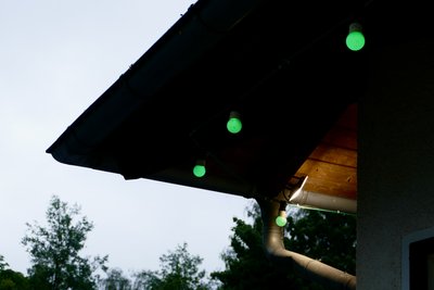 Am Eingang des Kinos leuchten bunte Lampen, die die Farbe wechseln. 