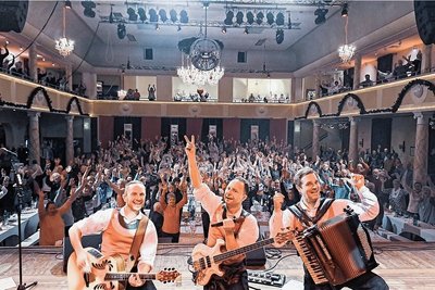 Die Wohnungsgenossenschaft Freiberg setzt auf ein gutes Miteinander. Das Bild entstand bei der Seniorenweihnacht im Tivoli. Zudem wurden 2022 unter anderem ein Genossenschaftsfest, Wohngebietstouren und Spieleabende organisiert. 