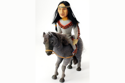 Winnetou in Plüsch: Eine der vielen Metamorphosen, in denen der Häuptling in Hohenstein-Ernstthal zu sehen ist.