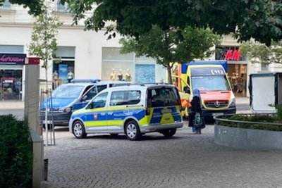 Die Polizei ist auf dem Postplatz nahezu täglich mit Einsatzfahrzeugen präsent, nicht nur bei Zwischenfällen, wenn dann auch der Rettungsdienst gerufen werden muss.