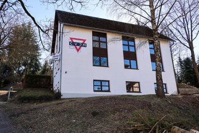 Das ehemalige CVJM-Haus in Albernau wurde in einen Hang hinein gebaut.