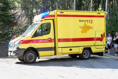 Der Rettungsdienst brachte den schwerstverletzten Mann ins Krankenhaus.