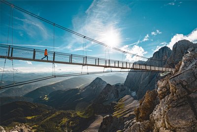 Einhundert Meter mit Kribbeln im Bauch, aber ohne Risiko: Schritt für Schritt auf der Hängebrücke am Dachstein.