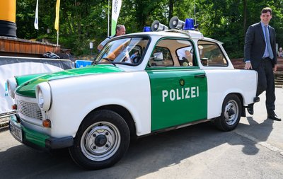 Sachsens Innenminister Conrad Clemens muss sich vor dem Amtsgericht Weißwasser wegen eines Verkehrsdelikts verantworten. (Archivbild)