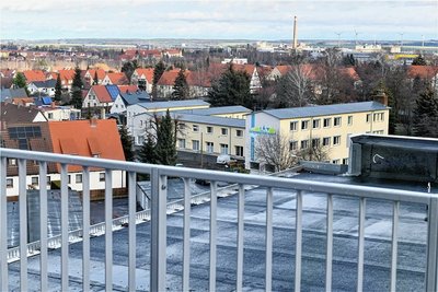 Die Penthauswohnung auf dem "Haus der Generationen" am Siedlerweg bietet einen weiten Blick über Freiberg. 