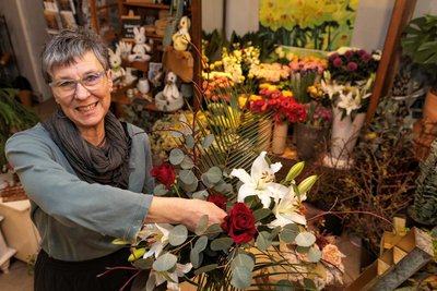 Am 8. März ist Internationaler Frauentag. Frühlingssträuße werden bei den Floristen von „Schneeweißchen und Rosenrot“ in der Kreisstadt für diesen Anlass am meisten geordert. Im Bild: Floristin und Geschäftsführerin Ellen-Ines Seidel. Der Blumenladen liefert auch bis in 15 Kilometer Entfernung frische Blumen.
