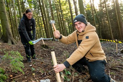 Vor vier Wochen landete er beim sächsischen Offroad-Cup-Finale in Amtsberg einen Heimsieg. In diesen Tagen schlägt Jeremy Gläs für die Sonderprüfung am Samstag Pflöcke in den Boden, an denen Jessica Weiß Absperrband befestigt.