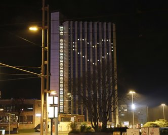 Botschaft der Liebe: Das Dorinth-Hotel im Chemnitzer Zentrum hat am Freitagabend ein Zeichen gesetzt. Einzelne Zimmer waren beleuchtet, dass an der Fassade ein Herz zu sehen war. 